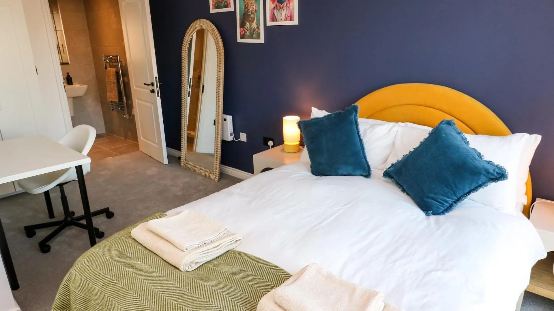 Emerald Retreat Leeds  Apartment